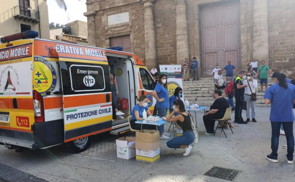 Parte l'hub mobile, vaccinazioni in piazza Umberto e in altre zone della città - L'hub mobile in piazza Umberto I