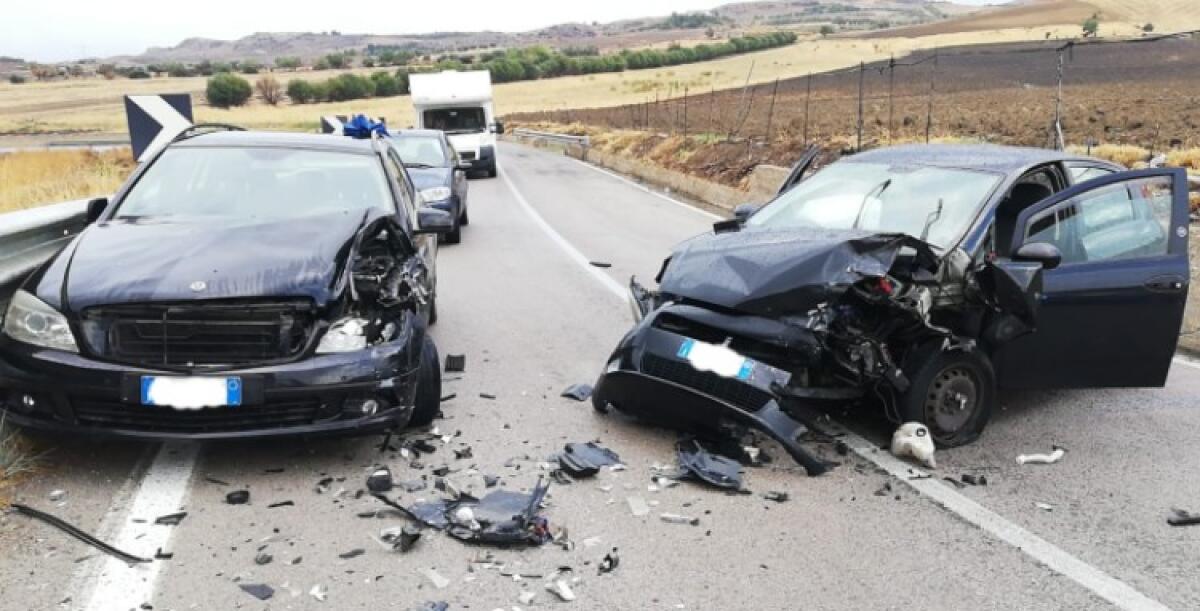 Schianto stradale sulla 190, un ferito trasferito in ospedale: due auto coinvolte - Lo scontro sulla 190