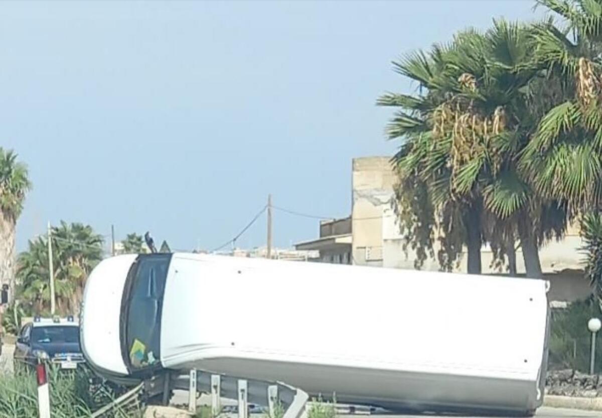 Pullman si ribalta sulla Gela-Licata, l'incidente questa mattina - 