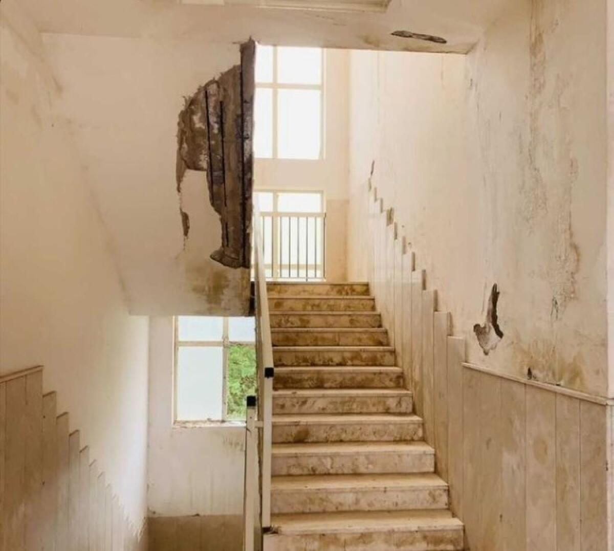 A Farello crepe e scarsa manutenzione, segnalazioni da chi fa visita ai defunti - Crepe e scarsa pulizia nelle strutture interne a Farello