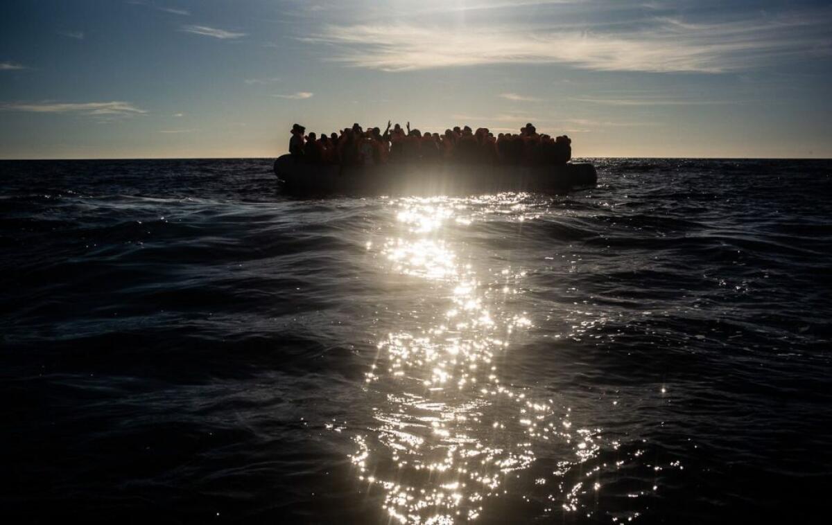 Notte di sbarchi a Lampedusa, 686 migranti in un solo barcone - 