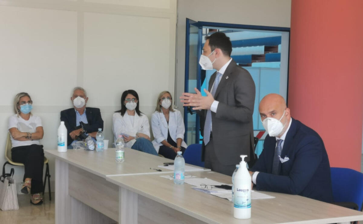 Razza-bis, assessore regionale di nuovo all'hub: "In città mancano 8 mila vaccinati" - Razza e il manager Asp Alessandro Caltagirone