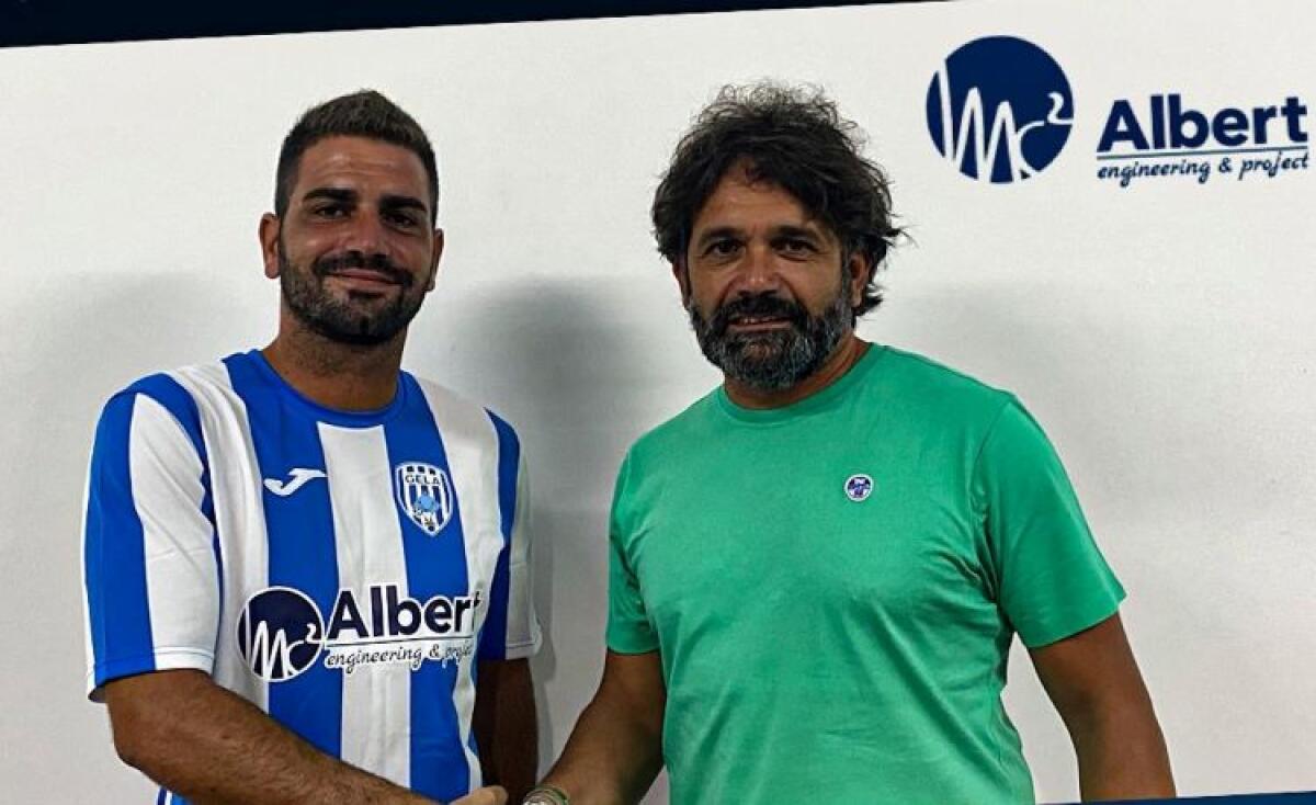 Pira dice sì all'Ssd Gela, per i biancazzurri arriva il colpo finale di mercato - Il nuovo acquisto Pira insieme al ds Cammarata