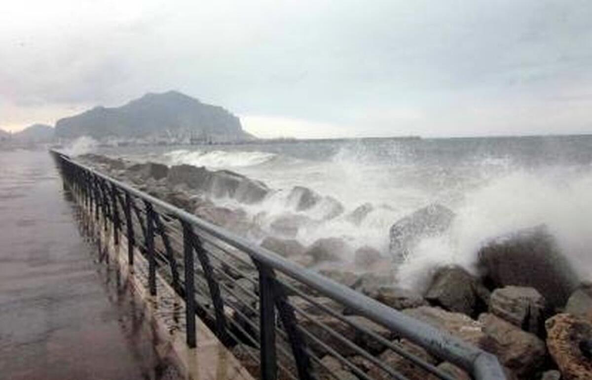 Maltempo e allagamenti a Palermo, frana a Partanna Mondello -