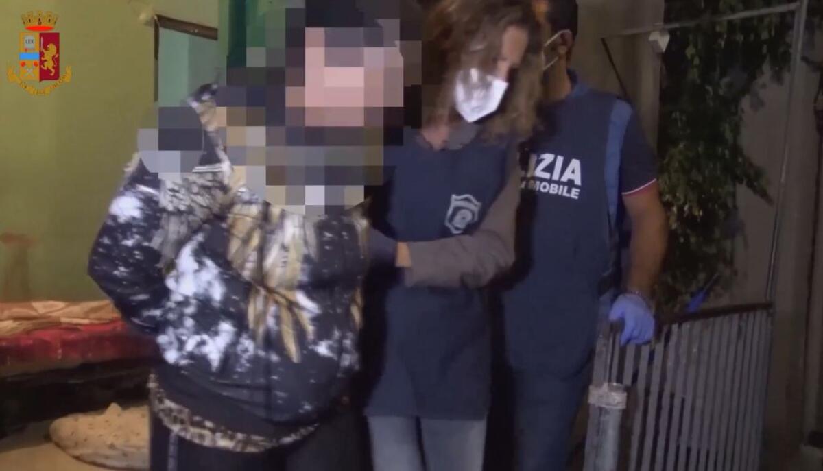 Facevano prostituire donne straniere, 9 arresti a Catania - 