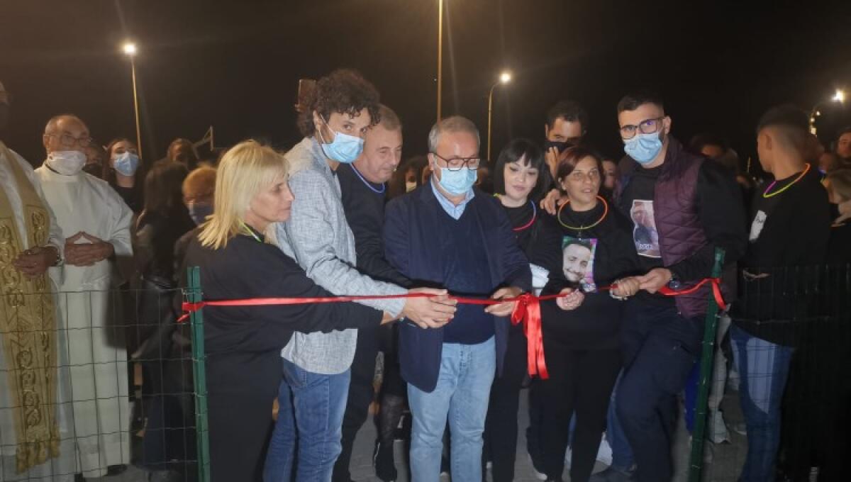 Il tributo agli angeli, inaugurato il momunento alle giovani vittime della strada - Il taglio del nastro con il presidente Sammito e Scerra