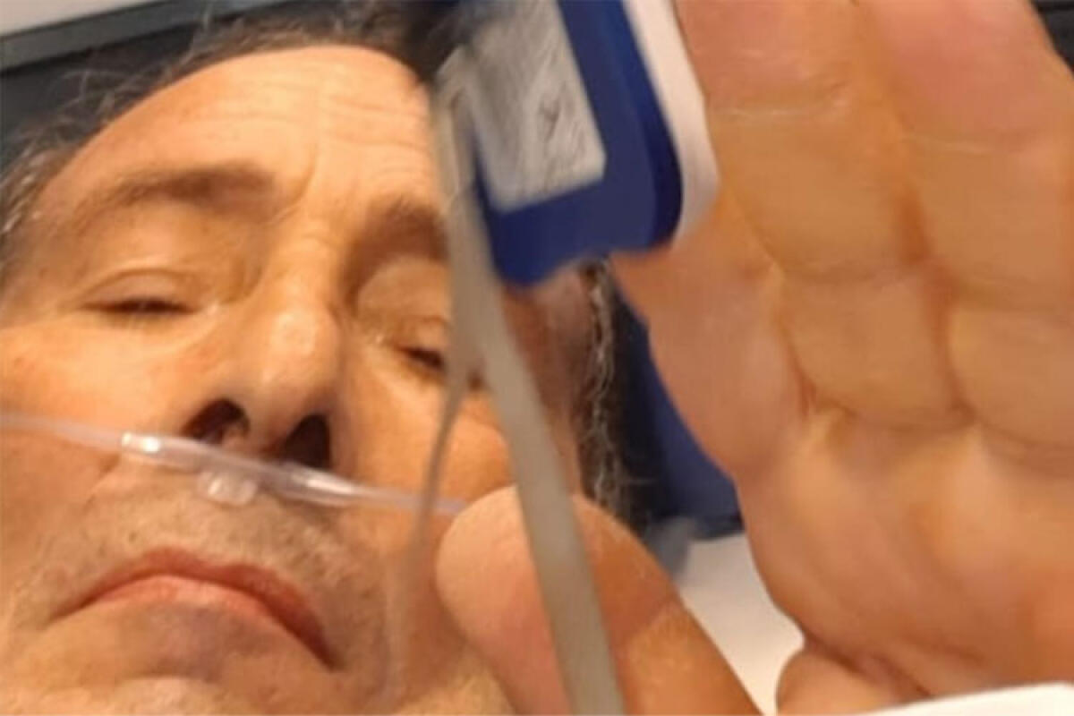 Positivo e in coma, aveva atteso a vaccinarsi, lettera ai sanitari: "Continuate cosi" - Nella foto in alto: Grazio Di Giacomo, emozionato dopo venti giorni di coma farmacologico.