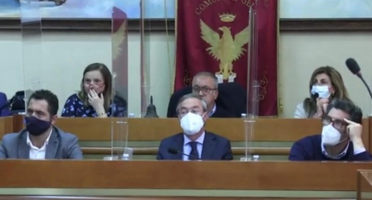 Maggioranza, Greco deve mediare: l'azzeramento non lo convince, si riparte da civismo? - Greco in consiglio con gli assessori Terenziano Di Stefano e Danilo Giordano