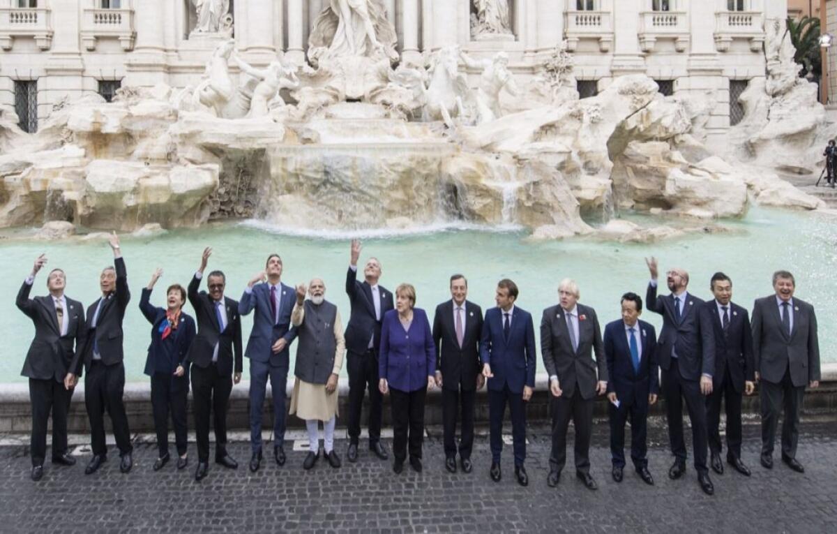 G20, Draghi e i leader a Fontana di Trevi lanciano la monetina - 