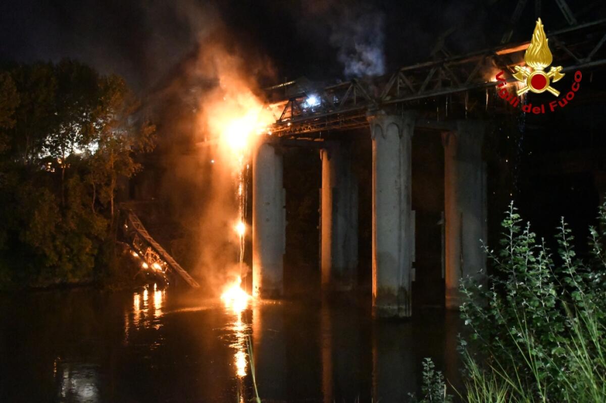 Roma, notte di paura sul Tevere: brucia e crolla Ponte dell’Industria - 