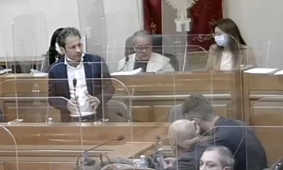 "Città sporca", opposizione in aula: Licata risponde, da Ghelas e fino ai randagi - L'assessore Licata in consiglio comunale