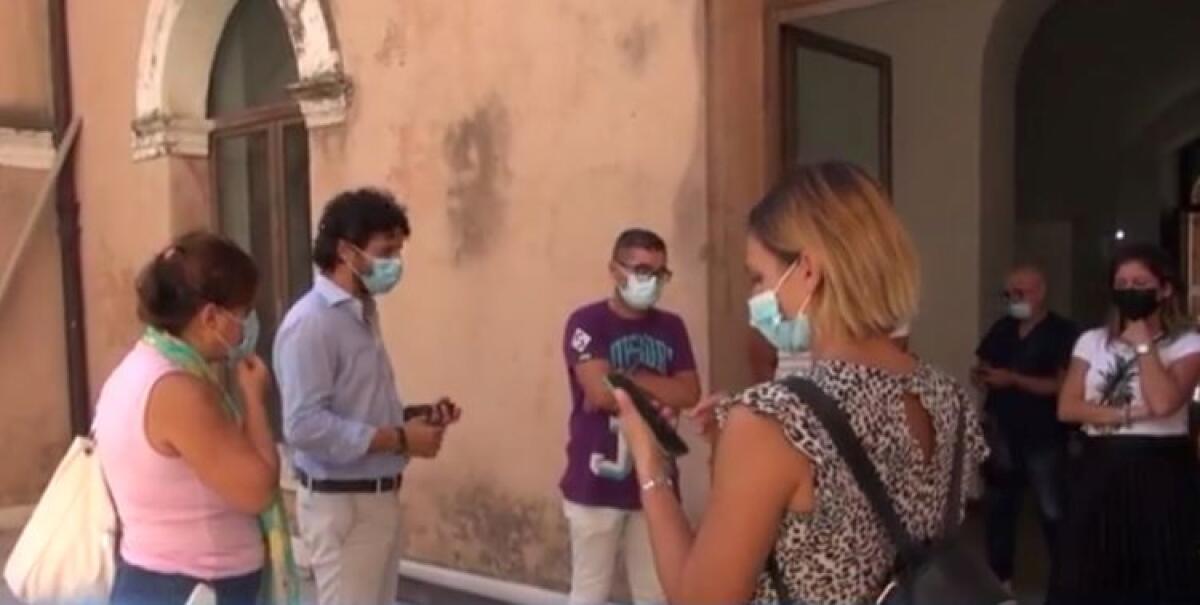 Slitta rientro a scuola alunni "Solito", almeno un'altra settimana per le "Benedettine" - I consiglieri Scerra e Ascia insieme ai genitori durante il sopralluogo alle "Benedettine"