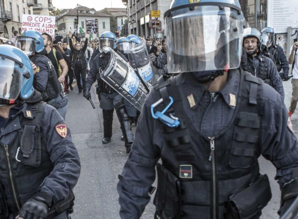 Scontri al corteo no Green Pass a Roma, attaccata sede Cgil -