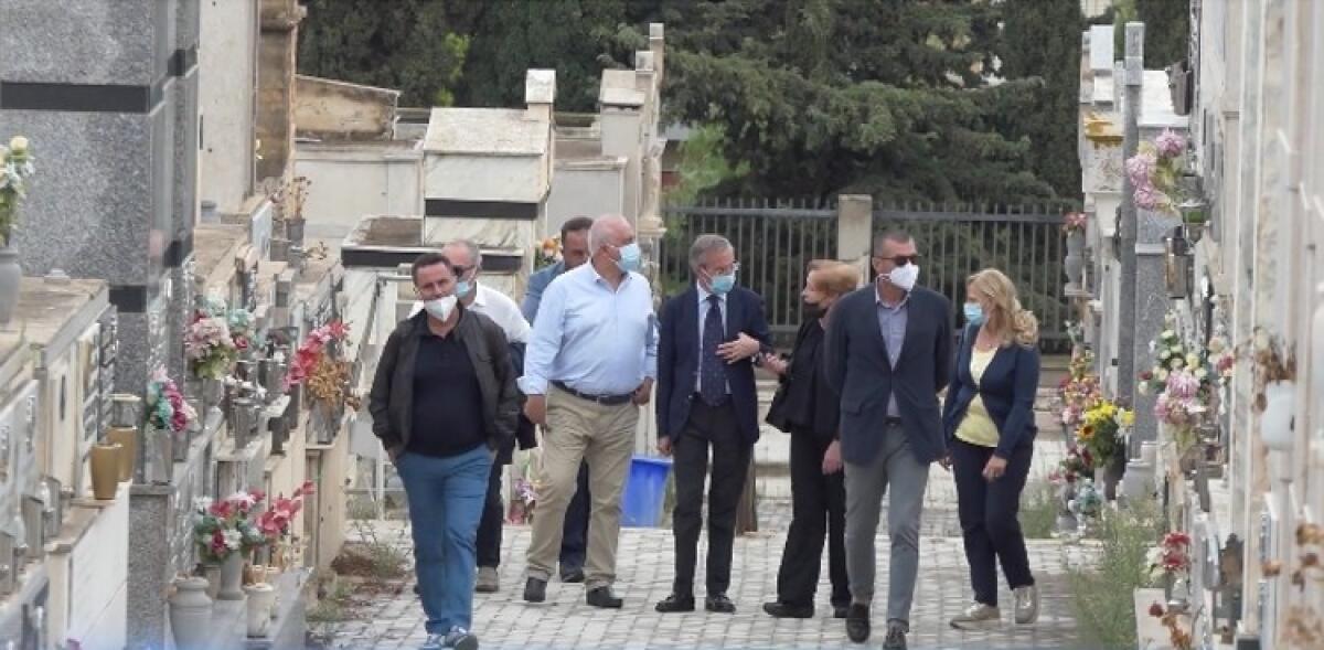 Cimiteri, sopralluogo in vista della ricorrenza dei defunti: disposte manutenzioni - Il sopralluogo nei cimiteri della città