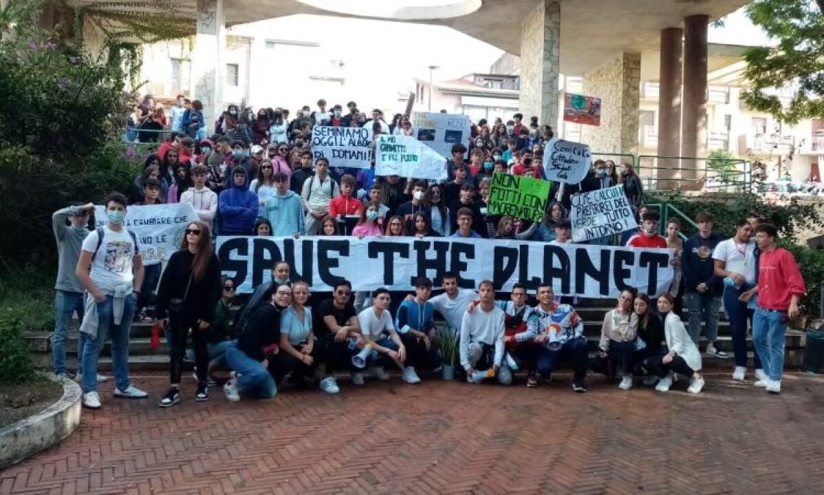 Studenti per l'ambiente, corteo "Fridays for future": mobilitazione anche in città - Gli studenti hanno aderito alla manifestazione