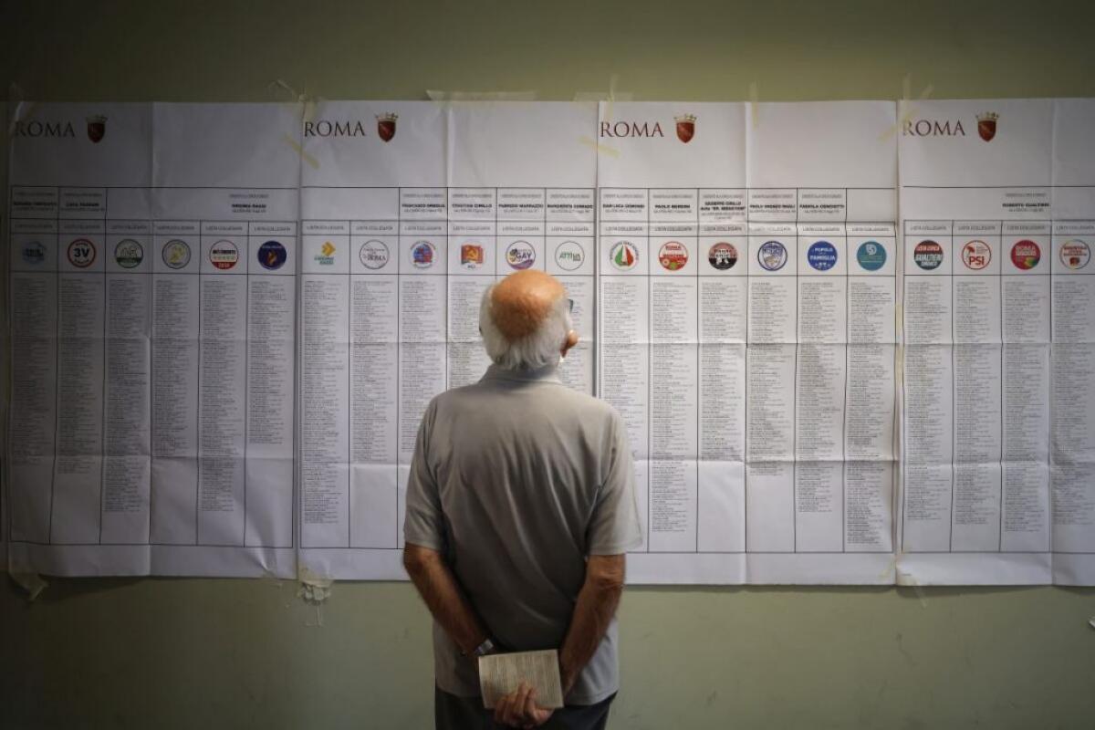 Urne aperte fino alle 15 per le Comunali, affluenza in calo -