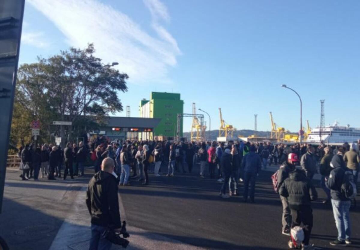 Green pass, proteste e blocchi nei porti di Genova e Trieste - 