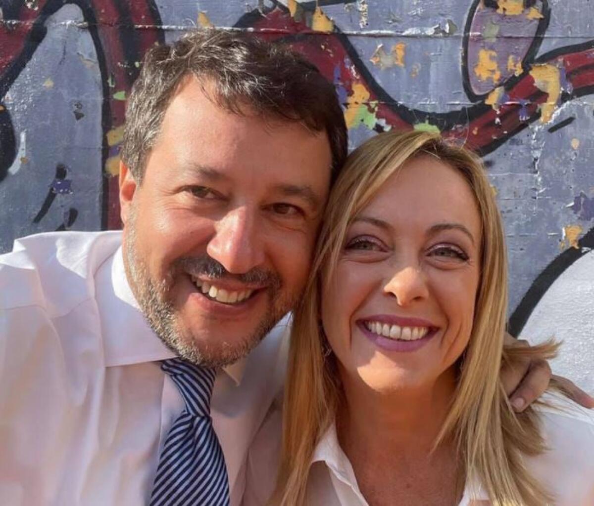 Abbraccio Meloni-Salvini a Roma “Destinati a governare insieme” - 