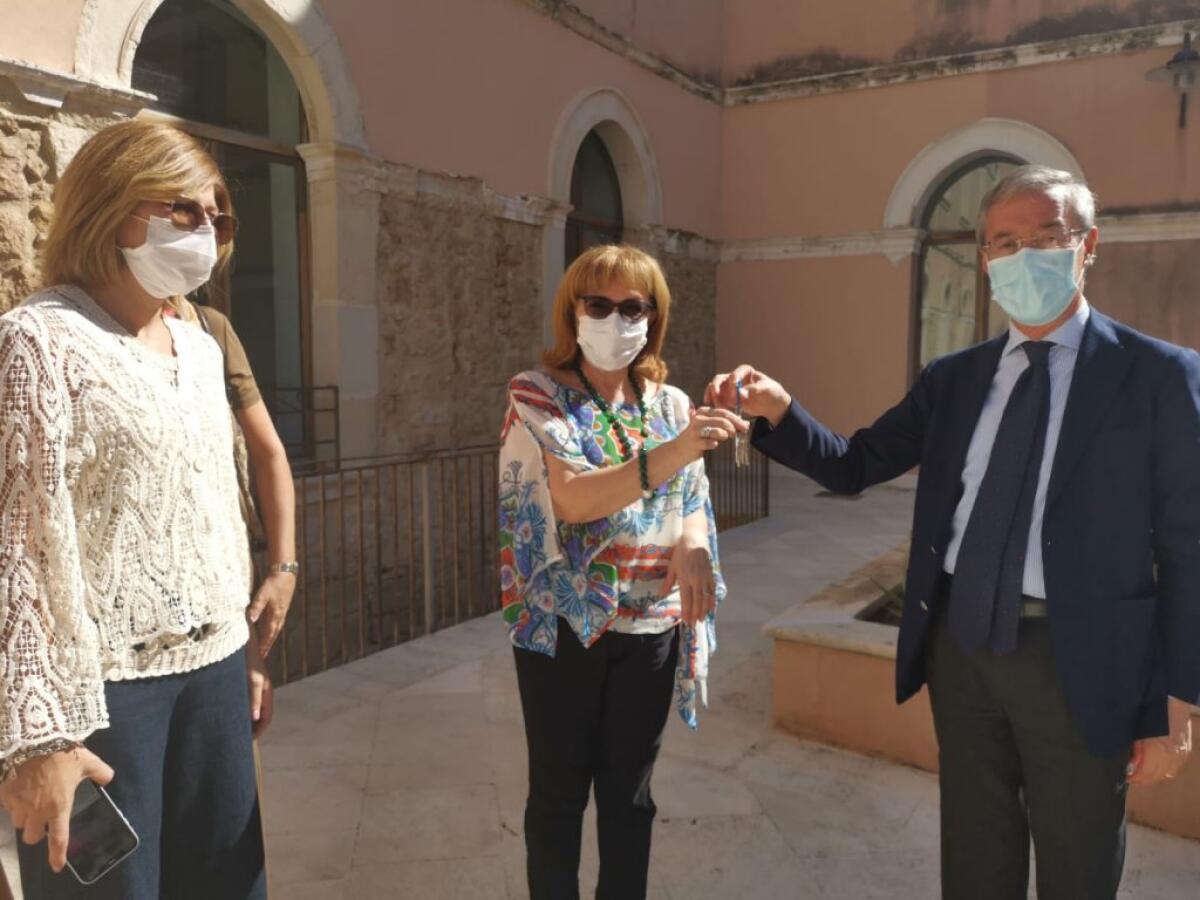 Da lunedì iniziano le lezioni alle "Benedettine", Greco ha consegnato le chiavi - La consegna delle chiavi