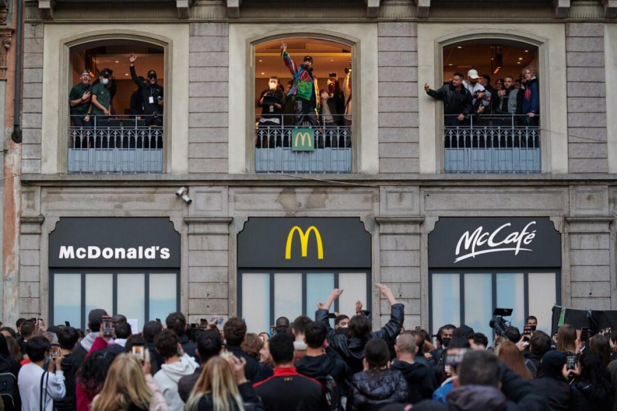 Milano, al ristorante McDonald’s di Piazza Duomo a sorpresa arriva Ghali - 