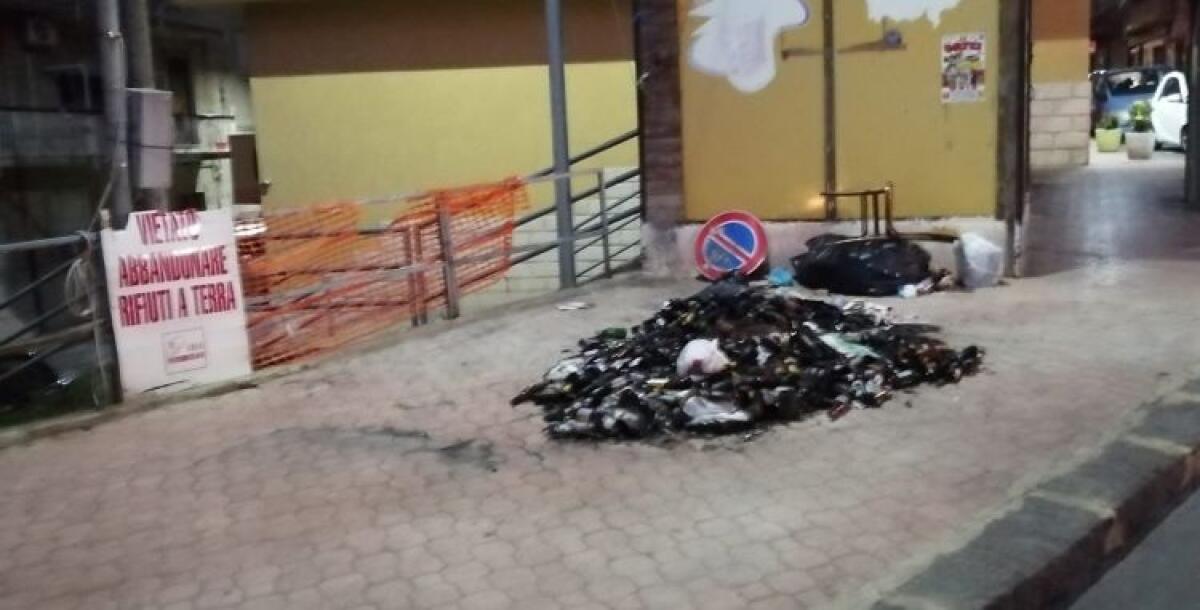 Da settimane rifiuti in strada, nessun intervento in via Crispi - Il cumulo di rifiuti in via Crispi