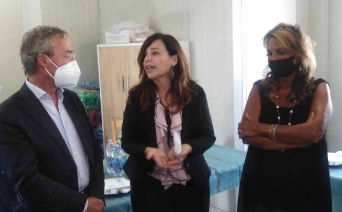 Timpazzo, Greco scrive per riunione: "Più rifiuti su decisione di chi gestisce il sito" - Greco e l'amministratore della "Impianti Srr" Giovanna Picone durante la visita dell'assessore regionale Baglieri