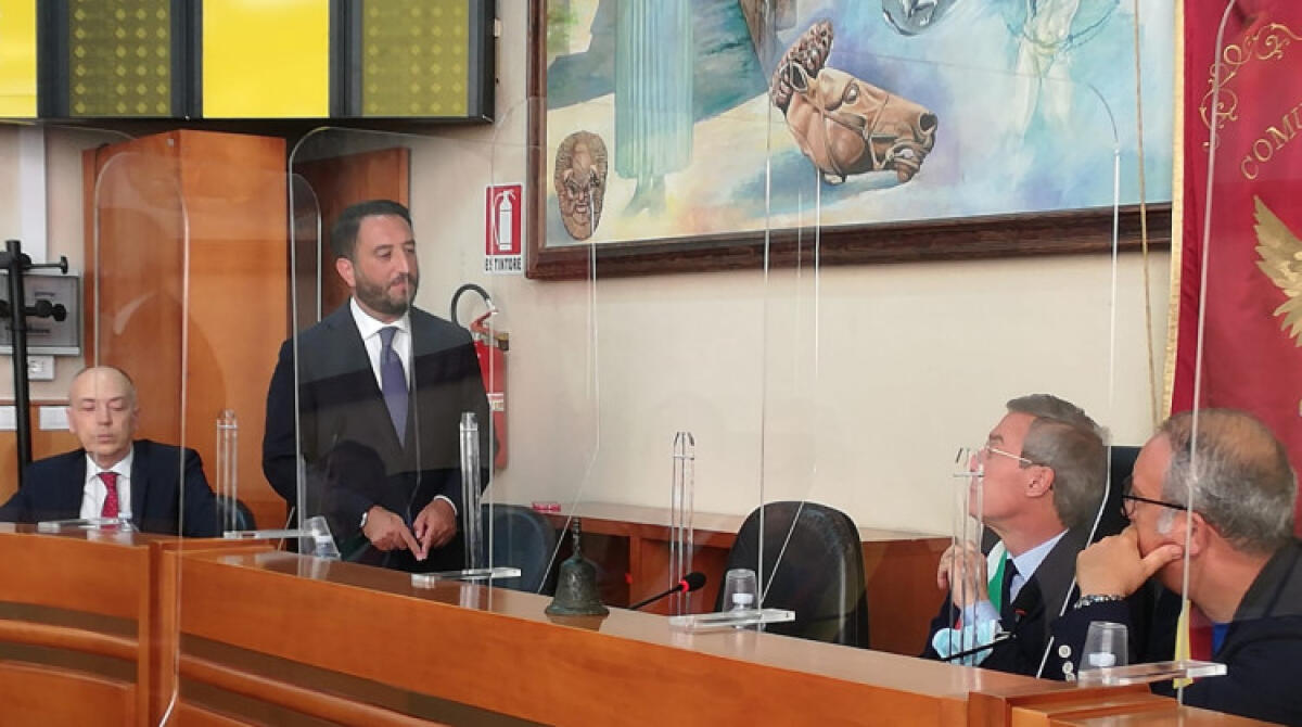 Una giunta di "salute pubblica"? Greco tentato: contatti con esponenti dem e grillini - Il sottosegretario grillino Cancelleri e il sindaco Greco