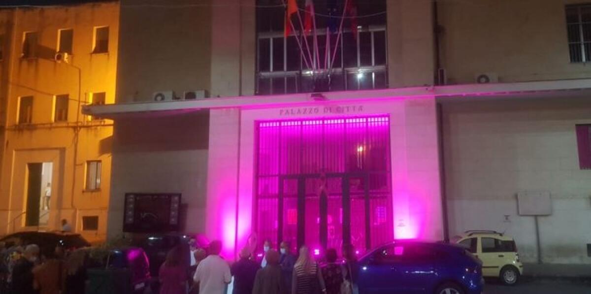 Il municipio si colora di rosa, campagna Airc per la lotta contro il tumore al seno - 