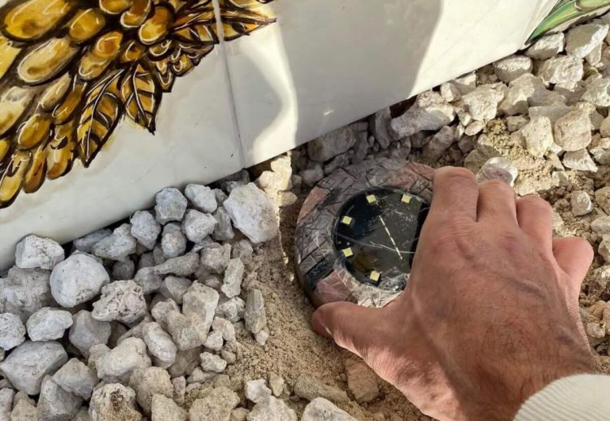 Furto al monumento per gli angeli della strada, giovane acquista e ricolloca i faretti - Il faretto ricollocato nel monumento 