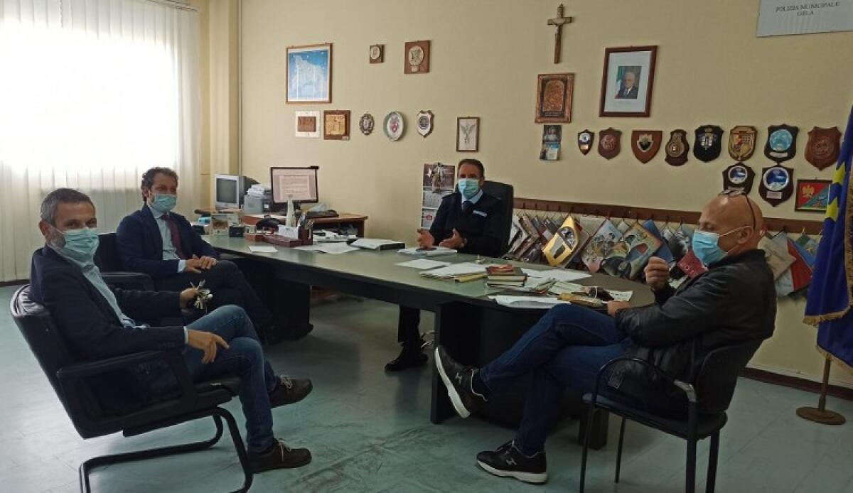 Domeniche sostenibili in bici e zone scolastiche, incontro amministrazione-Fiab - Licata e Morgana durante un incontro al comando della municipale