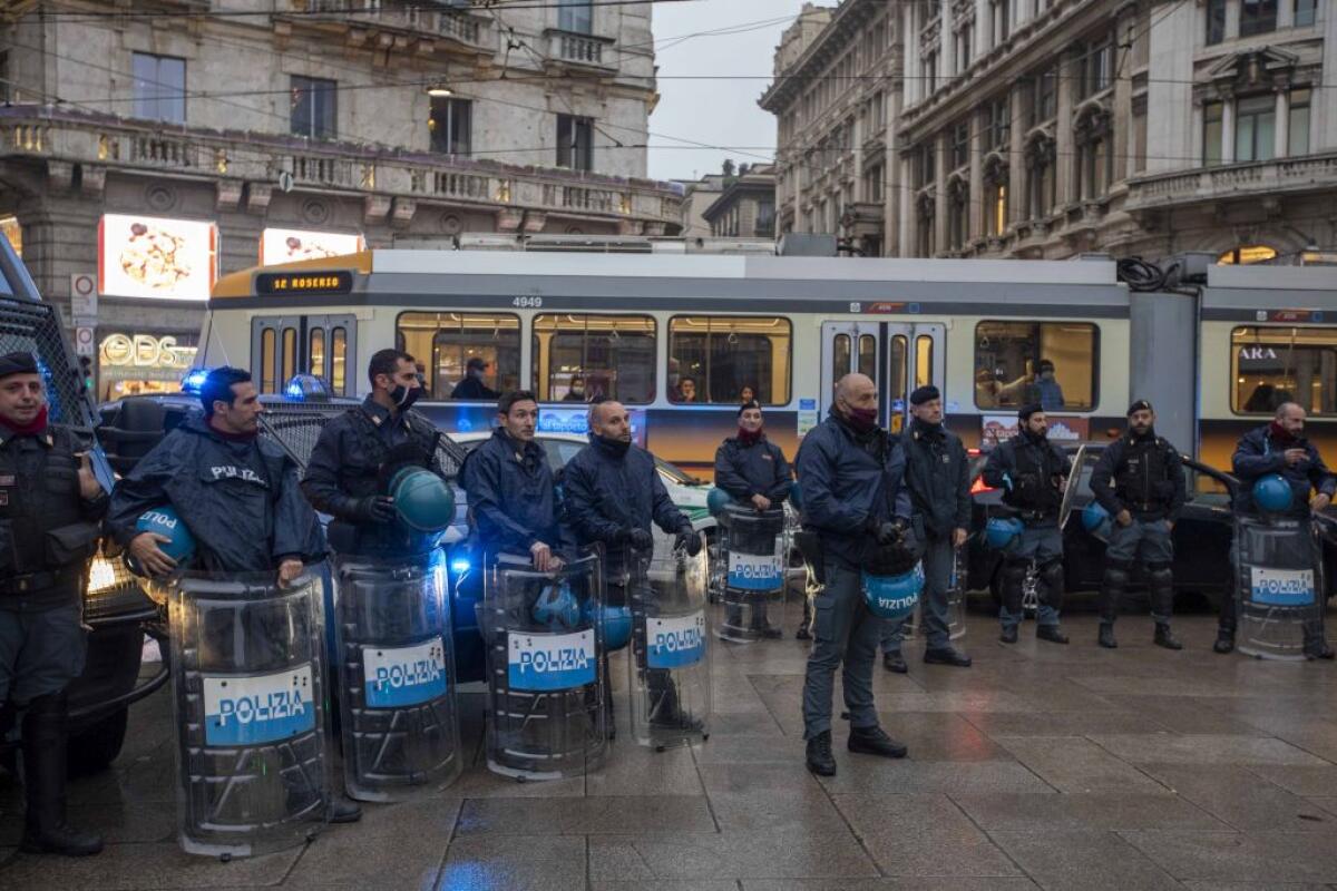 Green Pass, cortei a Trieste, Milano e Torino tra scontri e tensione - 