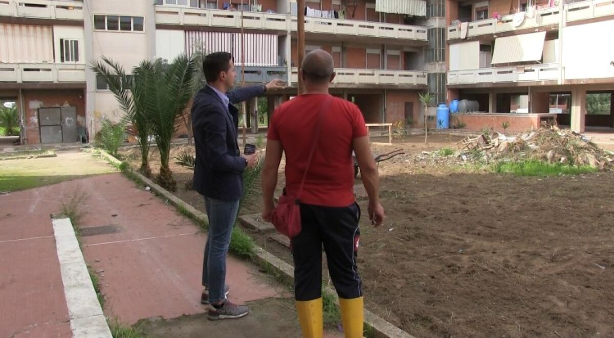 Residenti delle palazzine Iacp ripuliscono aree abbandonate, a Scavone arriva l'assessore - Malluzzo ha fatto un sopralluogo a Scavone