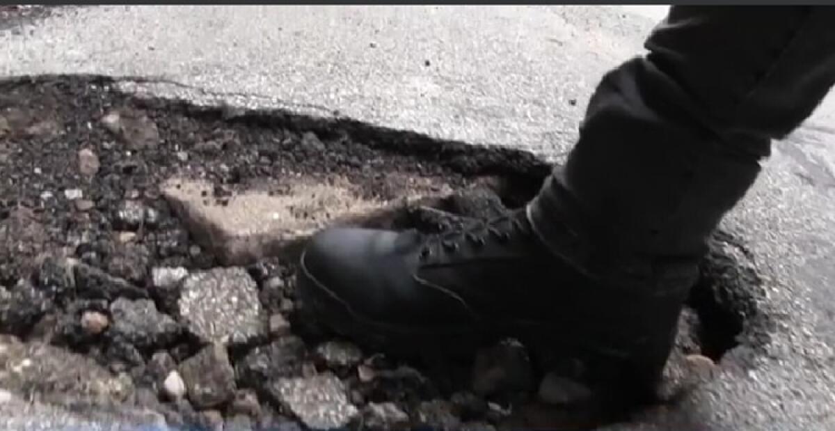 Strade dissestate e pulizia assente, allarme da San Giacomo: "Quartiere abbandonato" - 