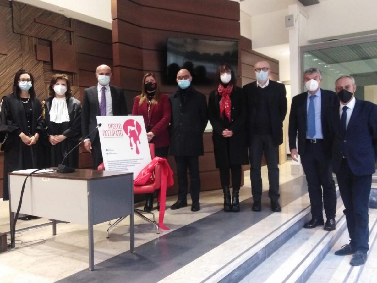 In tribunale un 'posto occupato' in memoria di tutte le donne vittime di violenza - Gli avvocati, i giudici, la procura e il presidente del tribunale Riggio ricordano il 25 Novembre