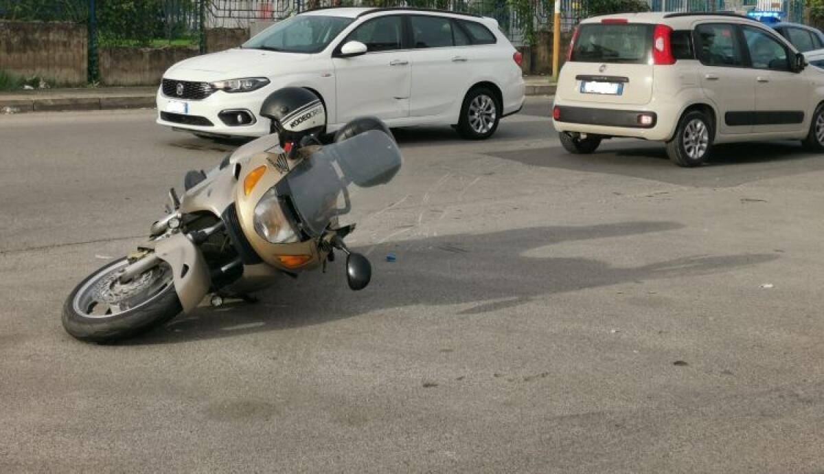 Incidente in via Venezia, impatto tra un'auto e uno scooter - L'incidente in via Venezia