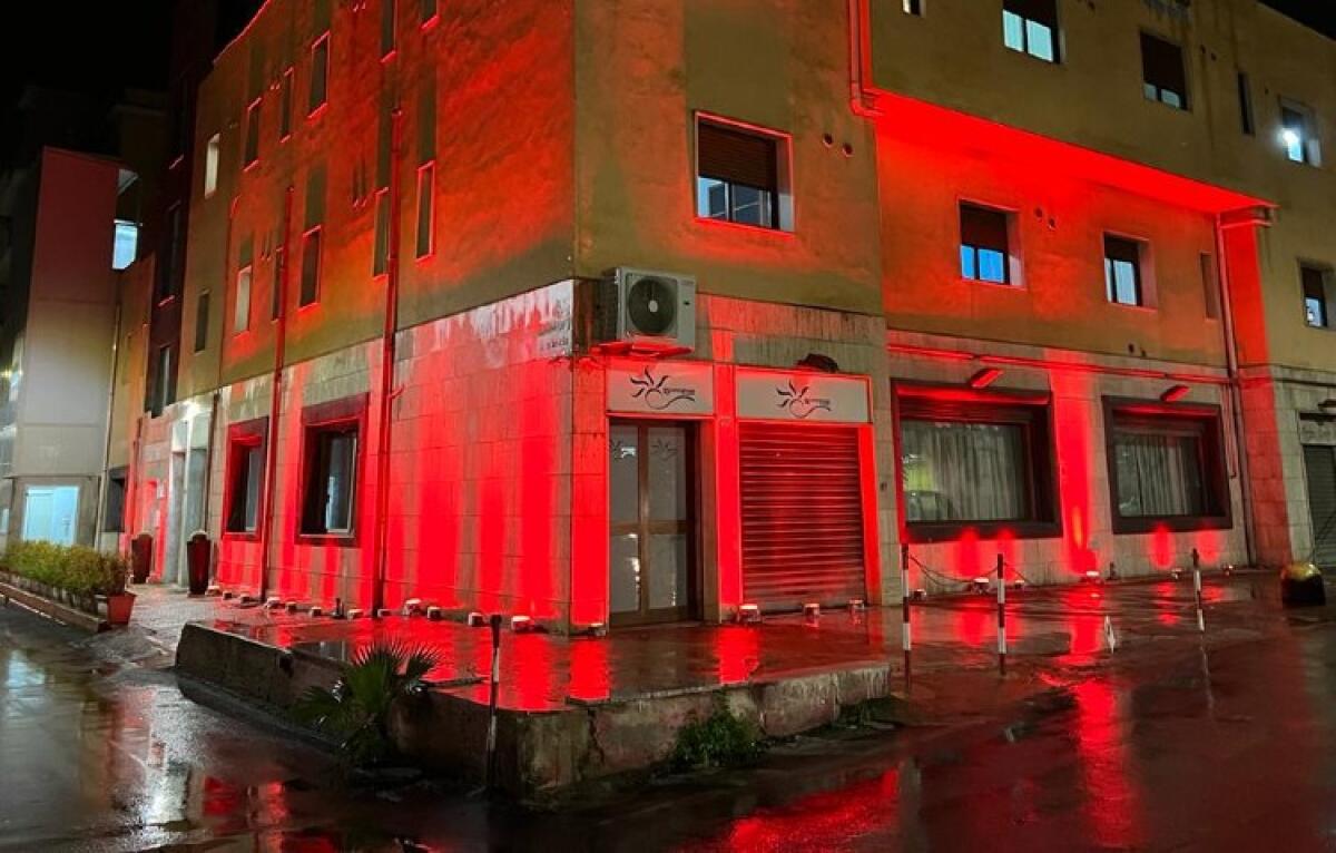 Rsa Caposoprano illuminata di rosso, struttura ricorda donne vittime di violenza - La Rsa illuminata di rosso
