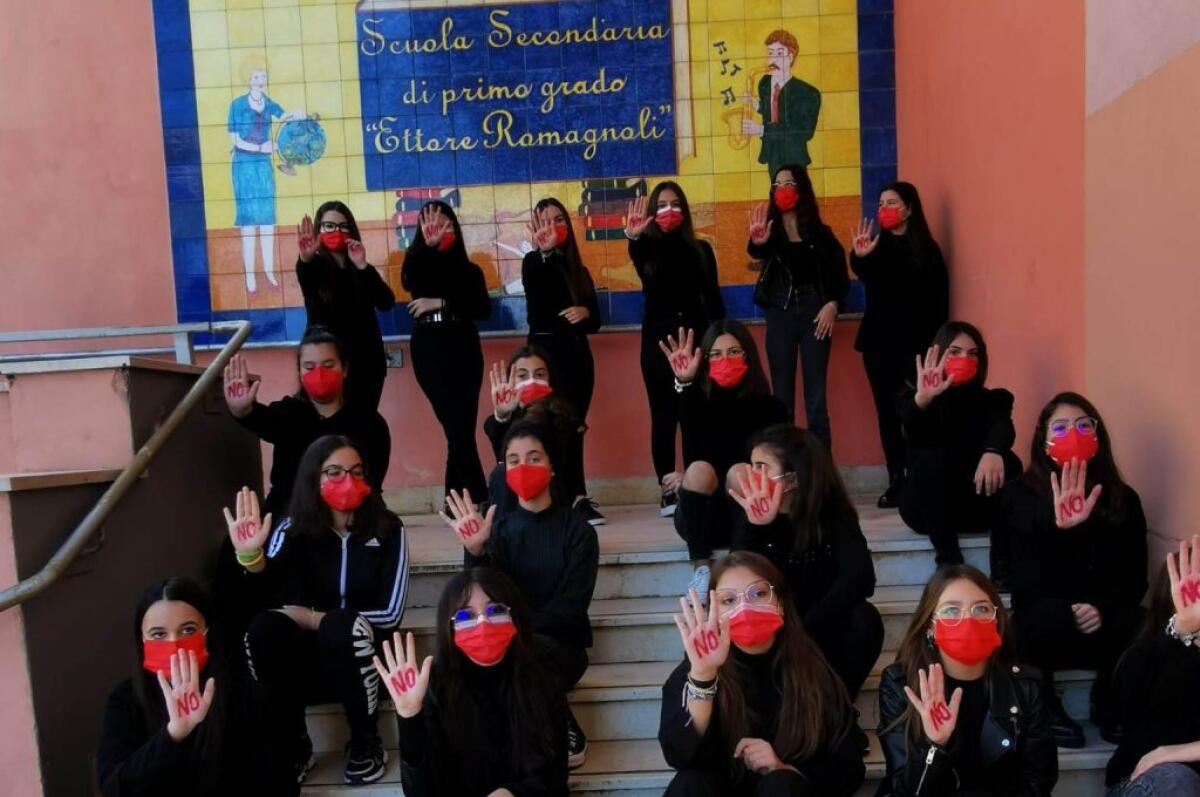 Giornata contro la violenza sulle donne: scarpe rosse, video e installazioni alla Romagnoli - 