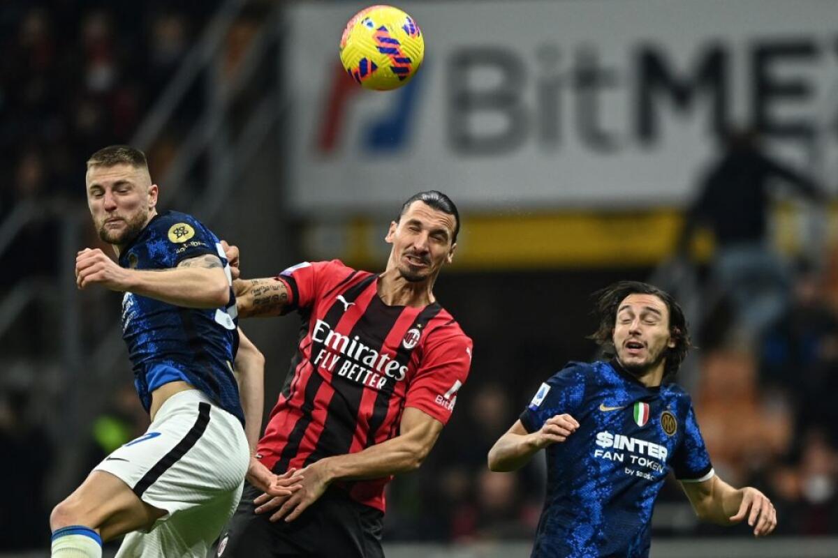 Calhanoglu su rigore e autogol De Vrij, Milan-Inter 1-1 - 