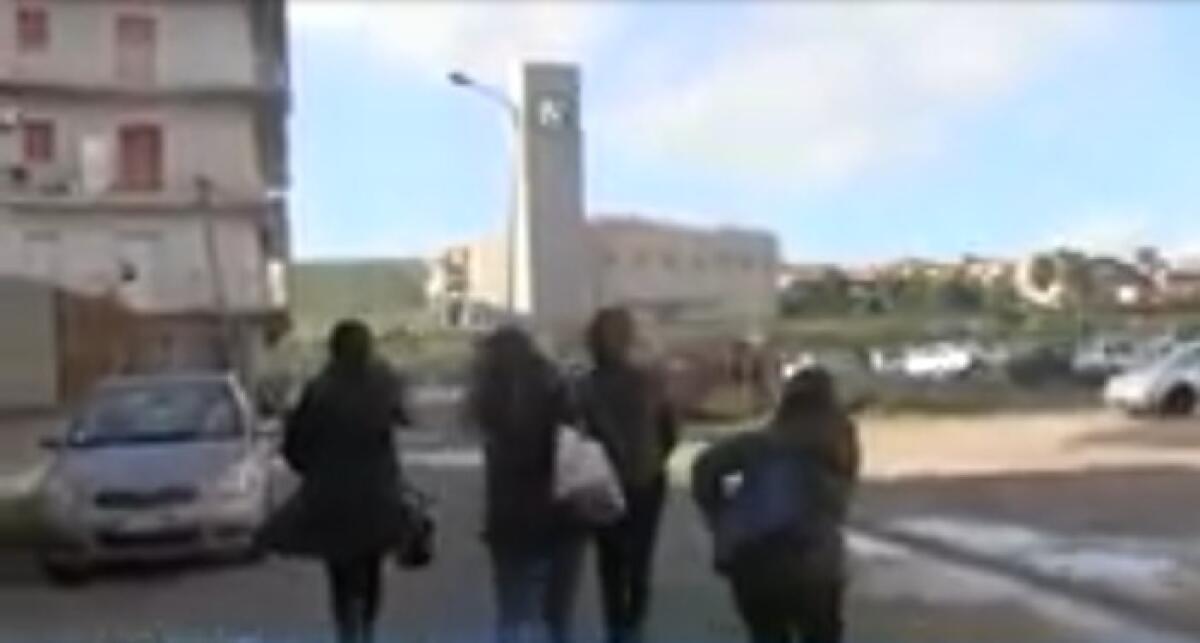Senza acqua da otto giorni, in via Ascoli protesta dei residenti privi di forniture - Tante proteste in via Ascoli