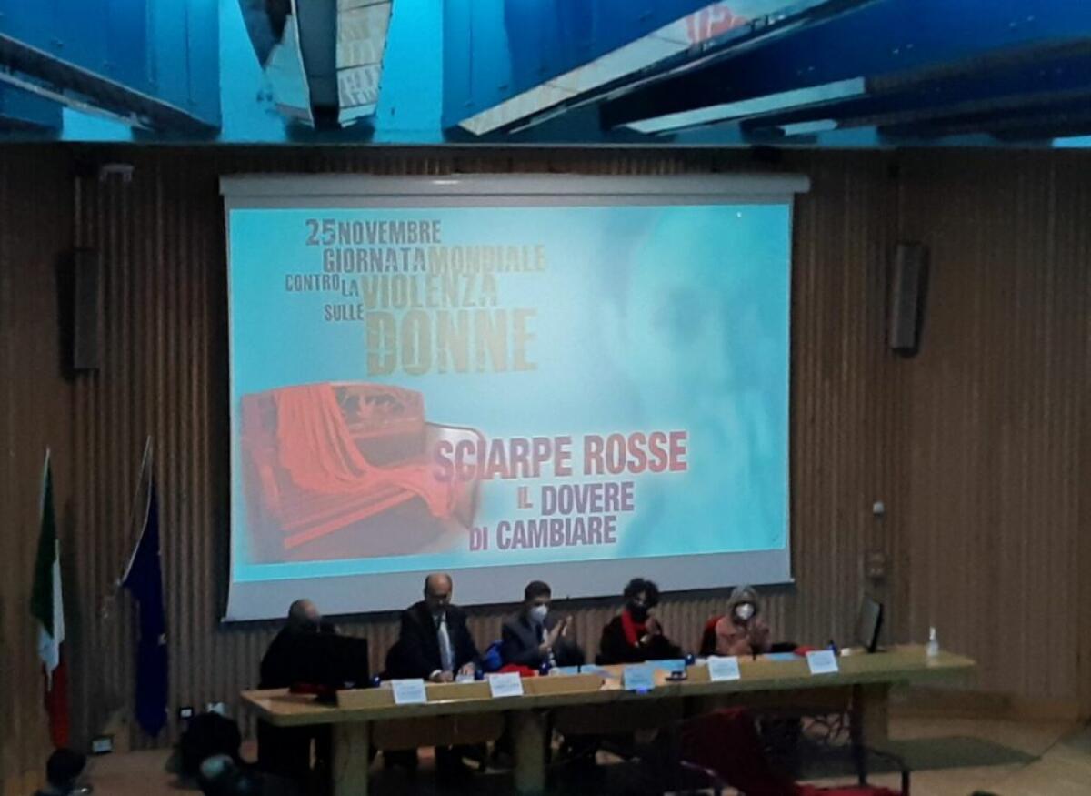 Sciarpe rosse, Università Palermo e Polizia contro violenza sulle donne - 