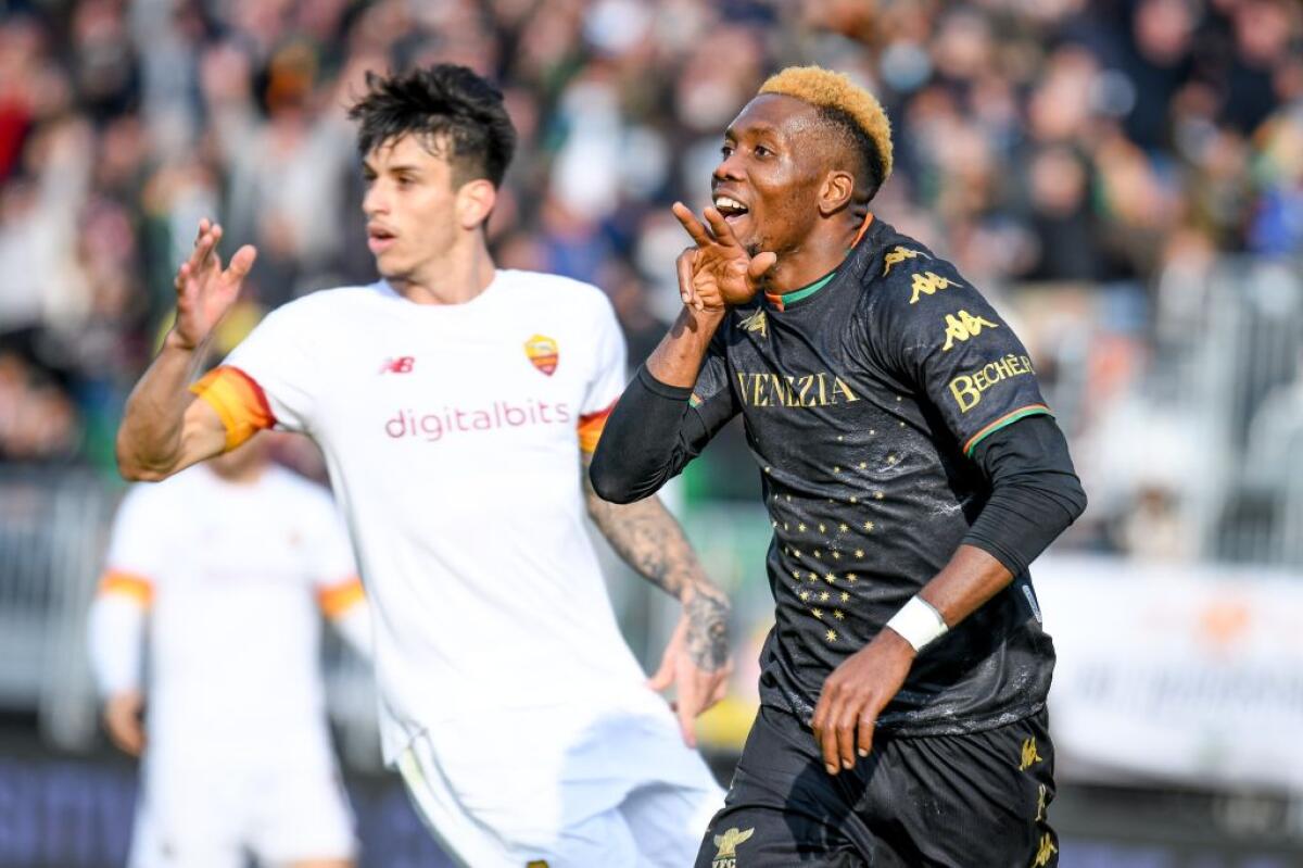 La Roma ko in laguna, il Venezia vince 3-2 in rimonta - 