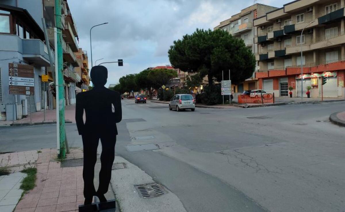 Feriti e tragiche morti, Gela-Brainstorming: "Strade pericolose e pochi controlli" - Le sagome collocate nei punti più pericolosi