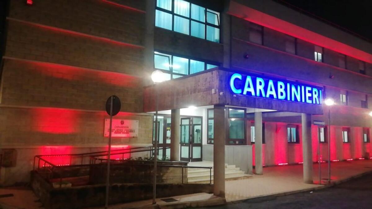 Contro la violenza ai danni delle donne, illuminata anche la caserma dei carabinieri - 