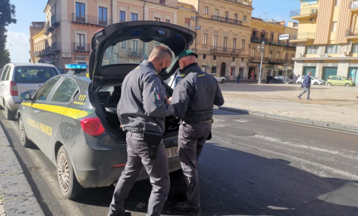 "Reddito di cittadinanza a chi lavorava in nero e ai pregiudicati", 164 denunciati -