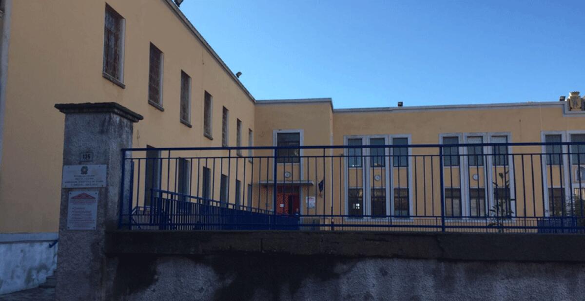 "Piove" alla "Aldisio", insorgono genitori "Solito": "A rischio incolumità dei bambini" - 