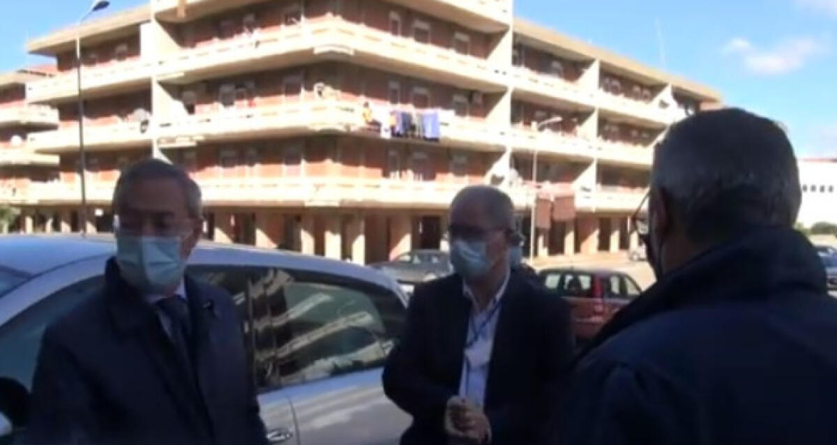 Alloggi popolari, accordo con Ministero fermo da anni: nominato professionista per l'iter - Un sopralluogo del sindaco a Scavone