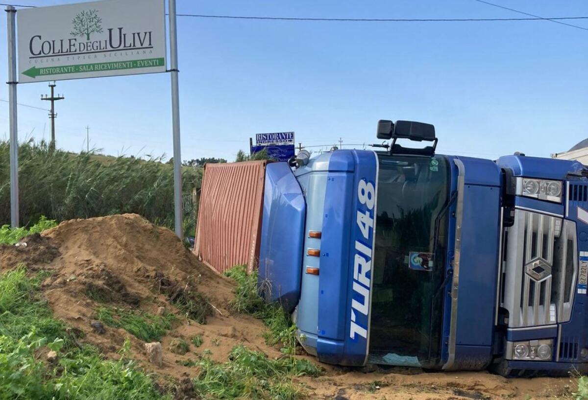 Incidente sulla SS115 Gela-Vittoria, un tir ribaltato e auto coinvolte - 