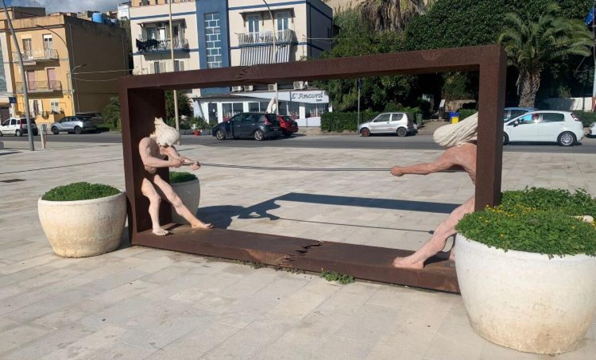 L'installazione artistica sul lungomare danneggiata e deteriorata, fu donata da Miceli - L'installazione di Cumbo sul lungomare