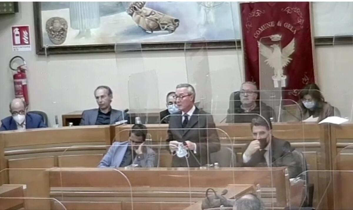 Greco, "assessori lavorano bene, da Pd scelte opportunistiche": Scerra, "chieda scusa" - Il sindaco Greco in aula consiliare