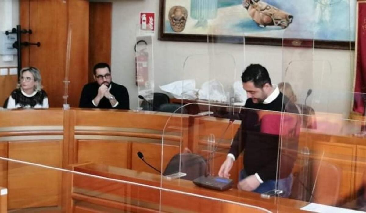 "Agenda Urbana", in Regione dimenticano una firma: decreto da rifare per il Coc - Di Stefano durante l'incontro con i deputati grillini su "Agenda Urbana"